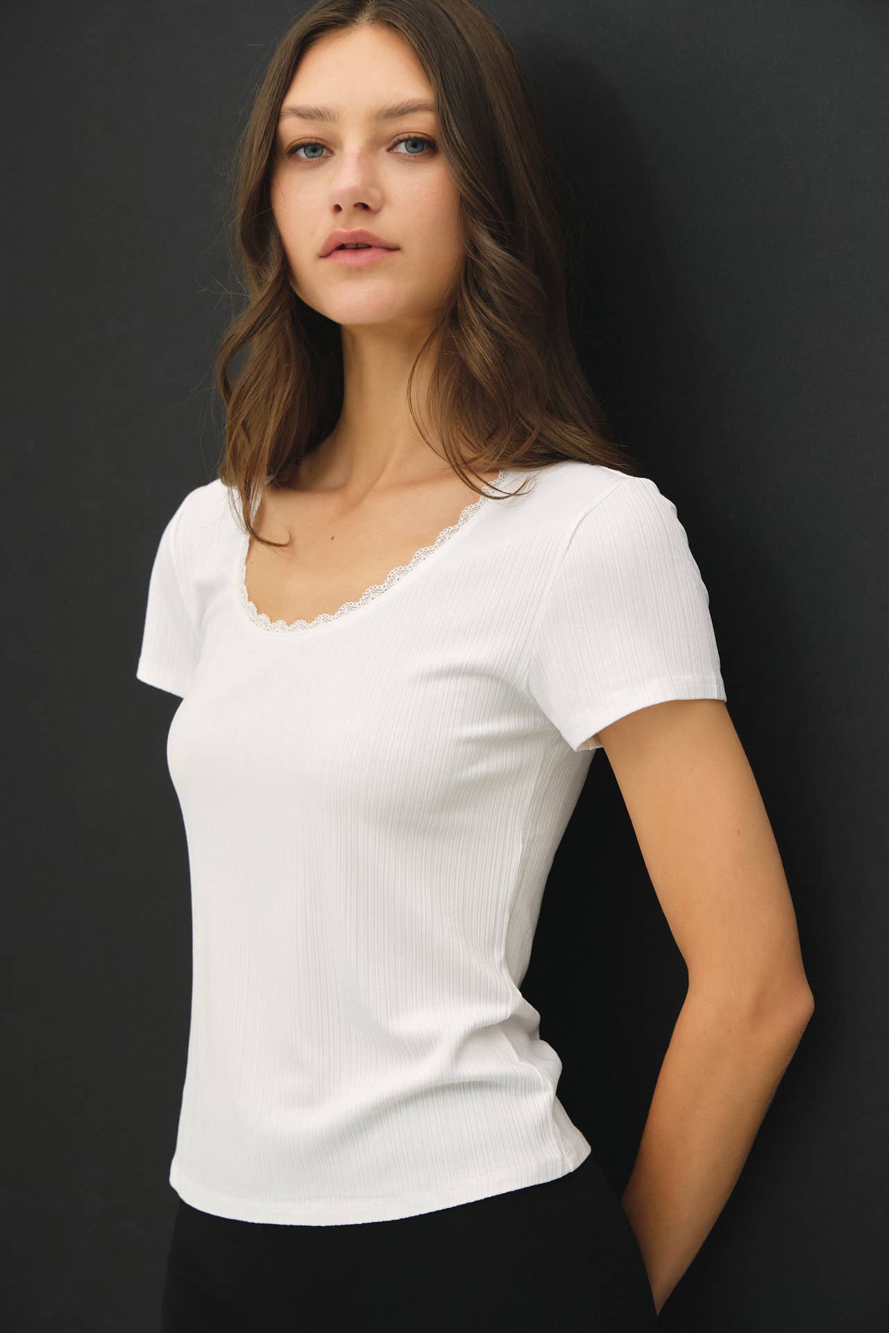 RIBBED SCOOP NECK SHORTSLEEVE TOP